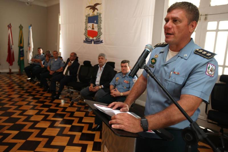 Setenta e duas personalidades civis e militares receberam, na manhã desta terça-feira, 20, no auditório do Palácio dos Despachos, em Belém, a Medalha do Mérito Governador Lauro Sodré, concedida por ocasião das comemorações pelos 101 anos de criação da Casa Militar da Governadoria do Estado, fundada em 12 de fevereiro de 1917. A honraria é destinada a personalidades que prestaram serviços relevantes ao Pará e suas instituições, especialmente à Governadoria do Estado. A solenidade foi aberta pelo governador Simão Jatene, que fez questão de parabenizar a todos os servidores da Casa Militar da Governadoria e aos agraciados com a Medalha Lauro Sodré. Na foto, o Chefe da Casa Militar da Governadoria, coronel PM César Mello.

FOTO: ANTONIO SILVA / AG. PARÁ
DATA: 20.02.2018
BELÉM - PARÁ <div class='credito_fotos'>Foto: Antônio Silva/Ag. Pará   |   <a href='/midias/2018/originais/42bfc84a-f170-4591-a11b-148b233ba24d.jpg' download><i class='fa-solid fa-download'></i> Download</a></div>