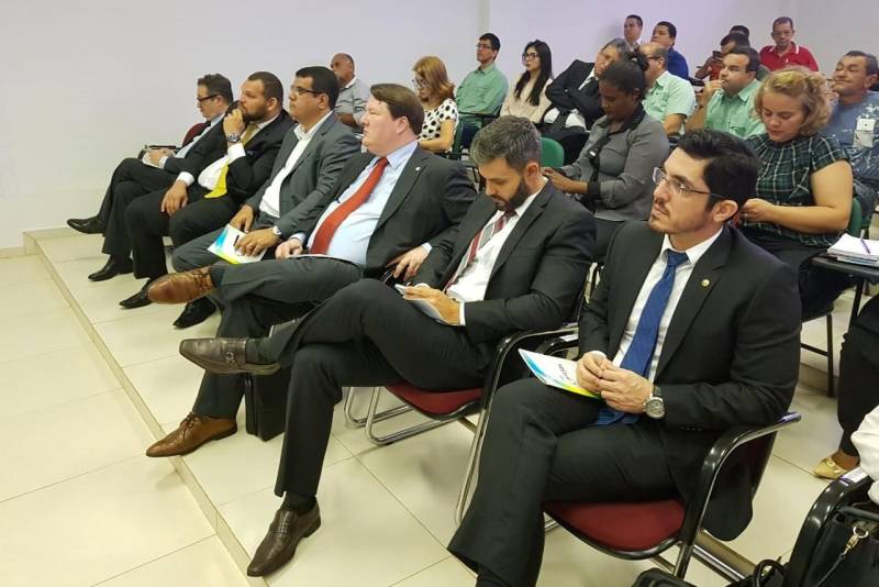 Após mais de um ano de amplo processo de construção coletiva, a Agenda Regional do Trabalho Decente de Carajás foi lançada pela Organização Internacional do Trabalho (OIT), pelo Ministério Público do Trabalho (MPT) e Tribunal Regional do Trabalho da 8ª Região (TRT 8), nesta terça-feira (24), no auditório da Ordem dos Advogados do Brasil (OAB) - Subseção Marabá.

FOTO: ASCOM CRGSP
DATA: 24.04.2018
MARABÁ - PARÁ <div class='credito_fotos'>Foto: ASCOM CRGSP   |   <a href='/midias/2018/originais/4357e148-198b-4754-87f3-d56b9704d2a5.jpg' download><i class='fa-solid fa-download'></i> Download</a></div>