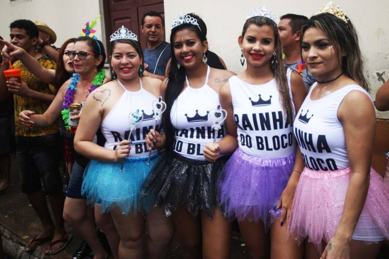 O professor Júlio Leal Gomes é natural de Vigia de Nazaré, no nordeste paraense, terra conhecida pela hospitalidade, principalmente em época festiva. Mantendo a tradição, no Carnaval Júlio e seus irmãos abrem a casa da família para amigos e outros parentes. Neste ano, o imóvel de quatro cômodos abrigou mais de 50 pessoas. Vigia tem um dos maiores e mais tradicionais carnavais do Pará. Nesta época do ano, a população do município, de 51.173 habitantes (Censo/IBGE), triplica com a chegada de brincantes oriundos de todo o Brasil, e os vigienses – igual coração de mãe - acolhem essa multidão. A estimativa é a cidade receber mais de 300 mil pessoas neste Carnaval.

FOTO: IGOR BRANDÃO / AG PARÁ
DATA: 13.02.2018
BELÉM - PARÁ <div class='credito_fotos'>Foto: IGOR BRANDÃO / AG. PARÁ   |   <a href='/midias/2018/originais/439dd27f-e1b8-4a18-b4e5-ca7e3635e3af.jpg' download><i class='fa-solid fa-download'></i> Download</a></div>