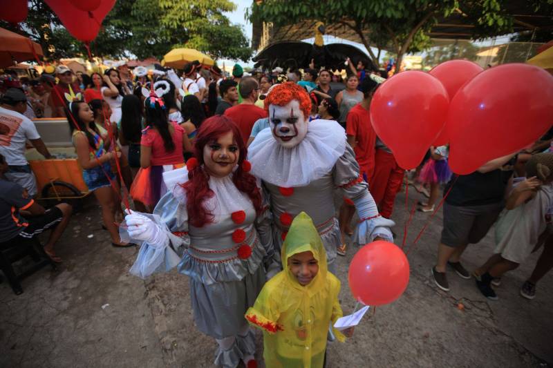 Foliões fantasiados de personagens do cinema, de desenhos animados e videogames, da Grécia antiga e de personalidades do esporte desembarcaram na “Pérola do Caeté” na segunda-feira (12) para participar do “Urubu Cheiroso”, o maior bloco de Carnaval do município de Bragança, no nordeste do Pará. Desde o início da tarde, milhares de pessoas chegavam à Praça da Aldeia para a concentração do bloco, que este ano comemora 25 anos de existência, arrastando a cada ano um número maior de foliões. O cenário da festa é Bragança, município de 124 mil habitantes, que tem na Marujada, festa religiosa realizada em dezembro, uma de suas principais representações culturais. Mas em fevereiro a tradição secular da Marujada cede espaço para o Carnaval, a maior festa popular do Brasil.

FOTO: MÁCIO FERREIRA / AG PARÁ
DATA: 13.02.2018
BRAGANÇA - PARÁ <div class='credito_fotos'>Foto: MÁCIO FERREIRA/ AG. PARÁ   |   <a href='/midias/2018/originais/43af946f-c2ed-48b6-8ce2-cf686d22a01f.jpg' download><i class='fa-solid fa-download'></i> Download</a></div>