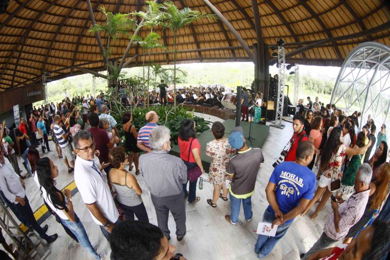 O Parque Estadual do Utinga (PEUt) o mais importante espaço de preservação e estudo da biodiversidade dentro da Região Metropolitana de Belém será reaberto à população a partir desta sexta,16, a partir das 16h30, com apresentações artísticas, com o Boi Veludinho, crianças do Pro Paz e a premiada Orquestra Sinfônica do Theatro da Paz. A apresentação será em um espaço ao ar livre e não será necessária a retirada de ingressos, por esse motivo, a recomendação é que o público chegue cedo, porque a entrada será fechada quando o espaço estiver lotado. 

FOTO: THIAGO GOMES / AG PARÁ 
DATA: 16.03.2018 
BELÉM - PARÁ <div class='credito_fotos'>Foto: Thiago Gomes /Ag. Pará   |   <a href='/midias/2018/originais/444e98dc-a15f-476e-9af8-ca3c8402854d.jpg' download><i class='fa-solid fa-download'></i> Download</a></div>