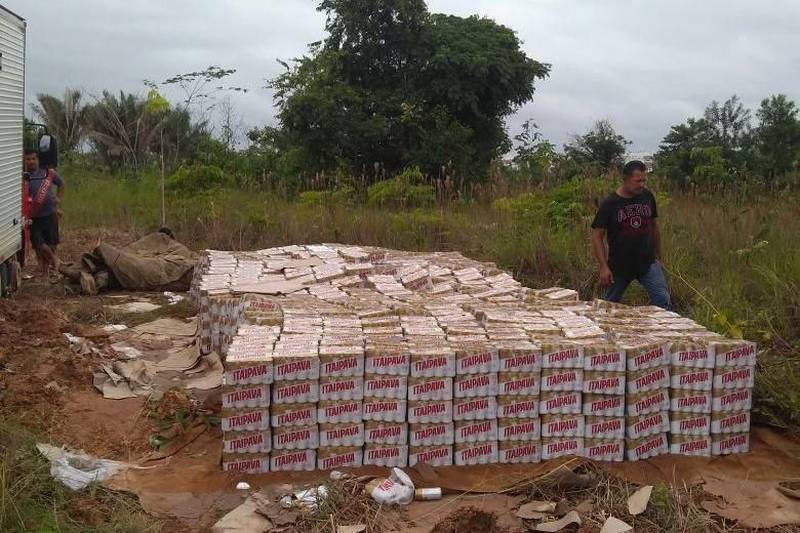 Mais um caminhão que transportava latinhas de cerveja de forma irregular foi interceptado por servidores da Secretaria da Fazenda do Pará (Sefa). Assim como ocorreu no último domingo (11), quando a Sefa apreendeu 18 mil latas de cervejas sem nota fiscal, profissionais da Coordenação de Mercadorias em Trânsito de Marabá, sudeste paraense, apreenderam, nesta quarta-feira (14), um veículo com 4.263 pacotes (foto), num total de 51.156 latas de cerveja, sem documento fiscal. O caminhão foi localizado, atolado, num ramal da Rodovia BR 230, a Transamazônica.

FOTO: ASCOM SEFA
DATA: 14.03.2018
MARABÁ - PARÁ <div class='credito_fotos'>Foto: Ascom Sefa   |   <a href='/midias/2018/originais/44536e9c-42aa-4375-b64f-37e32ec00ad0.jpg' download><i class='fa-solid fa-download'></i> Download</a></div>