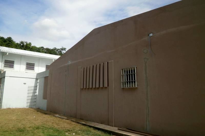 As obras do novo Centro de Recuperação Feminino (CRF) de Santarém, no oeste do Pará, estão em fase de conclusão. Cerca de 90% dos serviços já foram finalizados. A nova unidade está localizada no pólo penitenciário de Santarém, na vila de Cucurunã, e terá mais de 9 mil metros quadrados.

FOTO: CÉLIA MONTEIRO / DIVULGAÇÃO / ASCOM SUSIPE
DATA: 28.02.2018
SANTARÉM - PARÁ <div class='credito_fotos'>Foto: CÉLIA MONTEIRO / DIVULGAÇÃO / ASCOM SUSIPE   |   <a href='/midias/2018/originais/45890b12-ea36-4d14-adfc-2cef662a12a6.jpg' download><i class='fa-solid fa-download'></i> Download</a></div>