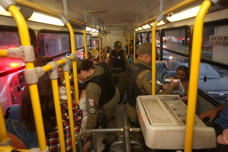 A Polícia Militar e agentes de Departamento de Trânsito do Pará (Detran) realizaram a Operação “Ônibus Seguro” no final a tarde desta terça-feira (08), na avenida Pedro Álvares Cabral. 

FOTO: CARLOS SODRÉ / AG. PARÁ
DATA: 08.05.2018
BELÉM - PARÁ <div class='credito_fotos'>Foto: CARLOS SODRÉ / AG. PARÁ    |   <a href='/midias/2018/originais/4656df5c-557d-4f8c-a8f4-44080f03134f.jpg' download><i class='fa-solid fa-download'></i> Download</a></div>