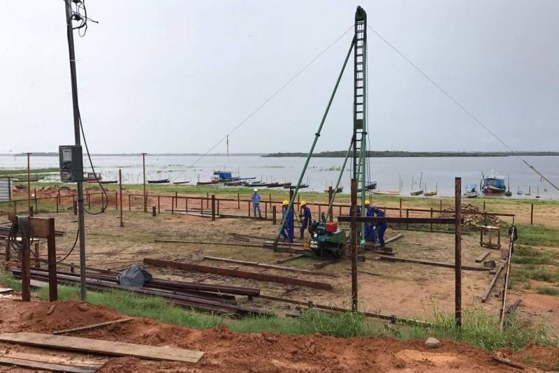 As obras dos terminais hidroviários de cargas e passageiros dos municípios de Prainha, Almeirim, Faro (foto) e Terra Santa, na região do Baixo Amazonas, prosseguem a todo vapor. As novas estruturas permitirão mais organização nas operações portuárias, além de dinamizarem as economias locais.

FOTO: SAMUEL ALVARENGA / SECOM
DATA: 26.02.2018
FARO - PARÁ <div class='credito_fotos'>Foto: Samuel Alvarenga / Secom   |   <a href='/midias/2018/originais/46aca5e0-f86b-47bf-8f2c-b1c6bca84057.jpg' download><i class='fa-solid fa-download'></i> Download</a></div>