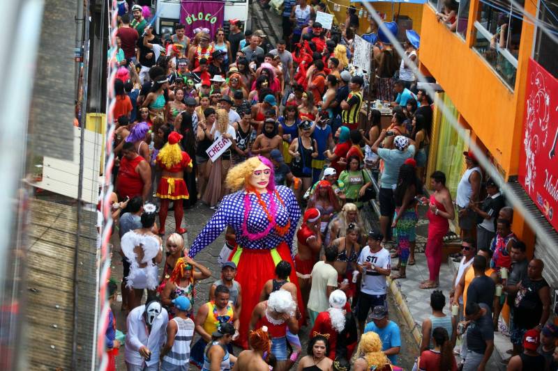 O professor Júlio Leal Gomes é natural de Vigia de Nazaré, no nordeste paraense, terra conhecida pela hospitalidade, principalmente em época festiva. Mantendo a tradição, no Carnaval Júlio e seus irmãos abrem a casa da família para amigos e outros parentes. Neste ano, o imóvel de quatro cômodos abrigou mais de 50 pessoas. Vigia tem um dos maiores e mais tradicionais carnavais do Pará. Nesta época do ano, a população do município, de 51.173 habitantes (Censo/IBGE), triplica com a chegada de brincantes oriundos de todo o Brasil, e os vigienses – igual coração de mãe - acolhem essa multidão. A estimativa é a cidade receber mais de 300 mil pessoas neste Carnaval.

FOTO: IGOR BRANDÃO / AG PARÁ
DATA: 13.02.2018
VIGIA - PARÁ <div class='credito_fotos'>Foto: IGOR BRANDÃO / AG. PARÁ   |   <a href='/midias/2018/originais/47019a10-f97b-490d-ac1e-c8c193209d51.jpg' download><i class='fa-solid fa-download'></i> Download</a></div>