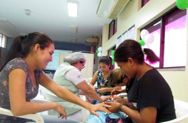Com o tema central “Mãos que Cuidam’’, o Hospital Geral de Tailândia (HGT), na mesorregião do nordeste paraense, promoveu Semana de Enfermagem, de 14 a 18, com a finalidade de intensificar a interação entre o corpo de enfermagem e usuários dos serviços que são oferecidos para uma população estimada em 300 mil habitantes e que realiza uma média de 120 partos por mês, já que é referência em obstetrícia na região.

FOTO: ASCOM / HGT TAILÂNDIA
DATA: 20.05.2018
TAILÂNDIA - PARÁ <div class='credito_fotos'>Foto: ASCOM HGT TAILÂNDIA   |   <a href='/midias/2018/originais/47452f8d-4fa4-497c-a474-2a51af22e26a.jpg' download><i class='fa-solid fa-download'></i> Download</a></div>