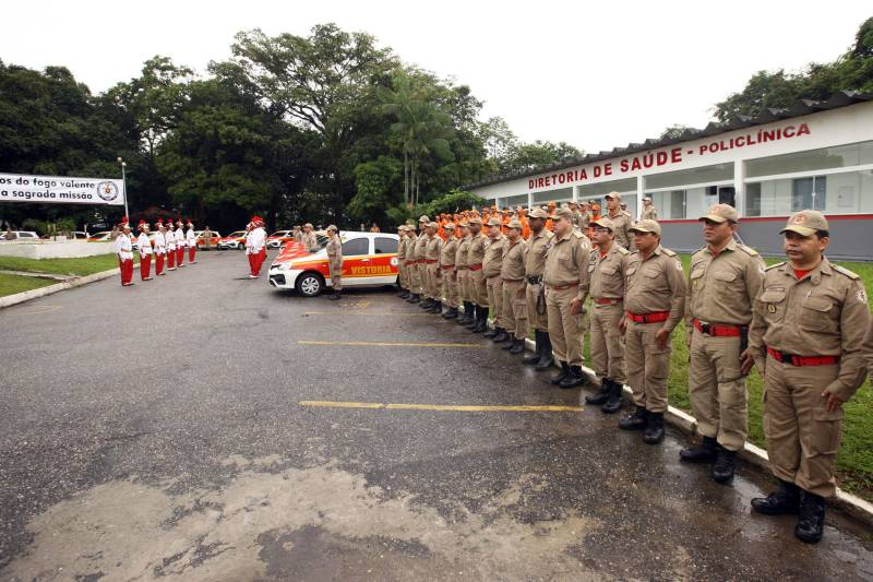 Na mesma cerimônia que entregou as viaturas para serviços de vistoria, o governador Simão Jatene fez uma visita técnica às instalações da nova Policlínica ao Corpo de Bombeiros Militar do Estado. Um prédio no Quartel do Comando Geral da corporação foi reformado e adaptado para receber a Policlínica, que oferta assistência médico-odontológico, psicológico e de primeiros socorros aos bombeiros militares e seus dependentes.

FOTO: IGOR BRANDÃO / AG. PARÁ
DATA: 15.03.2018
BELÉM - PARÁ <div class='credito_fotos'>Foto: IGOR BRANDÃO / AG. PARÁ   |   <a href='/midias/2018/originais/482ec4e2-ea8f-4dd9-b3b2-e1e964662ed8.jpg' download><i class='fa-solid fa-download'></i> Download</a></div>