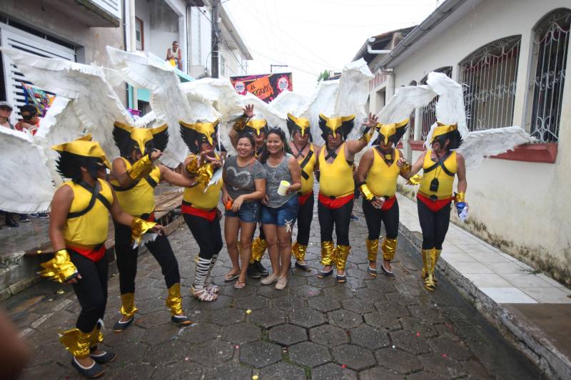 O professor Júlio Leal Gomes é natural de Vigia de Nazaré, no nordeste paraense, terra conhecida pela hospitalidade, principalmente em época festiva. Mantendo a tradição, no Carnaval Júlio e seus irmãos abrem a casa da família para amigos e outros parentes. Neste ano, o imóvel de quatro cômodos abrigou mais de 50 pessoas. Vigia tem um dos maiores e mais tradicionais carnavais do Pará. Nesta época do ano, a população do município, de 51.173 habitantes (Censo/IBGE), triplica com a chegada de brincantes oriundos de todo o Brasil, e os vigienses – igual coração de mãe - acolhem essa multidão. A estimativa é a cidade receber mais de 300 mil pessoas neste Carnaval.

FOTO: IGOR BRANDÃO / AG PARÁ
DATA: 13.02.2018
VIGIA - PARÁ <div class='credito_fotos'>Foto: IGOR BRANDÃO / AG. PARÁ   |   <a href='/midias/2018/originais/4843299f-043f-4b6c-a852-60ab41721770.jpg' download><i class='fa-solid fa-download'></i> Download</a></div>