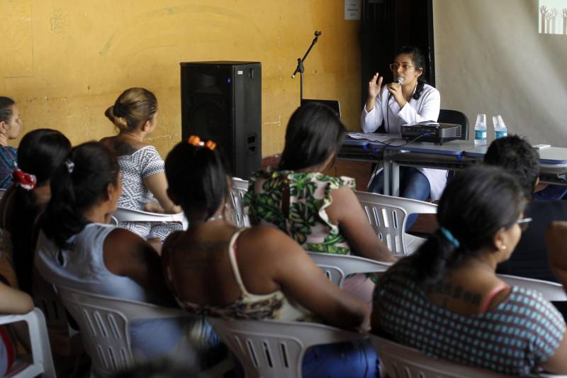 Um encontro dedicado aos cuidados com a saúde e à prevenção do vírus HIV foi realizado na manhã desta terça-feira (20) pela Universidade Federal do Pará (UFPA), dentro do Projeto de Pesquisa e Extensão “Defesa e Paz Social”, desenvolvido por alunos do curso de Serviço Social, em parceria com a Superintendência do Sistema Penitenciário do Estado (Susipe) e apoio da Universidade da Amazônia (Unama). A ação beneficiou internas do Centro de Recuperação Feminino (CRF), localizado em Ananindeua (Região Metropolitana de Belém). O objetivo foi proporcionar troca de experiências, esclarecimentos sobre prevenção, tratamento e realização de teste para o diagnóstico do vírus HIV.

FOTO: AKIRA ONUMA/ASCOM SUSIPE
DATA: 20.11.2018
ANANINDEUA - PARÁ <div class='credito_fotos'>Foto: Akira Onuma / Ascom Susipe   |   <a href='/midias/2018/originais/48437aae-72f1-41dc-90e8-611b5a4c8883.jpg' download><i class='fa-solid fa-download'></i> Download</a></div>