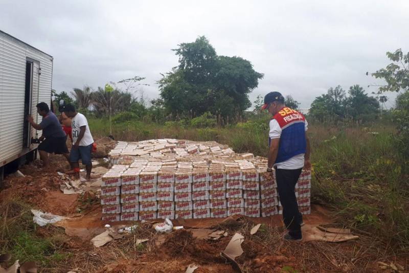 Mais um caminhão que transportava latinhas de cerveja de forma irregular foi interceptado por servidores da Secretaria da Fazenda do Pará (Sefa). Assim como ocorreu no último domingo (11), quando a Sefa apreendeu 18 mil latas de cervejas sem nota fiscal, profissionais da Coordenação de Mercadorias em Trânsito de Marabá, sudeste paraense, apreenderam, nesta quarta-feira (14), um veículo com 4.263 pacotes (foto), num total de 51.156 latas de cerveja, sem documento fiscal. O caminhão foi localizado, atolado, num ramal da Rodovia BR 230, a Transamazônica.

FOTO: ASCOM SEFA
DATA: 14.03.2018
MARABÁ - PARÁ <div class='credito_fotos'>Foto: Ascom Sefa   |   <a href='/midias/2018/originais/4856fbca-44ed-4d51-8a43-dfa8441fb71f.jpg' download><i class='fa-solid fa-download'></i> Download</a></div>