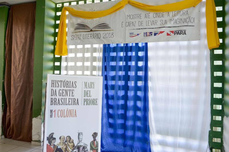 O sentimento de pertencimento à uma história verdadeira, foi fortalecido nesta manhã (06). O ginásio da Universidade Federal Rural da Amazônia - UFRA recebeu 40 alunos do Pro Paz nos Bairros (PPB), polos UFRA, UFPA, UIPP Terra Firme e Mangueirão, para dar vida a obra “História da gente brasileira”, da escritora Mary Del Priore, com a encenação do espetáculo "Terra à vista” (foto). A montagem foi apresentada no Sarau Literário do Livro Solidário, a convite da Imprensa Oficial do Estado. O espetáculo dirigido pelos arte educadores Glaucia Pinto e Elton Santos, sob orientação de Luci Azevedo, coordenadora do PPB é reflexo de um processo que envolve toda a equipe dos polos, resultando na construção do cenário, figurino, trilha sonora que reproduziu o que o livro ensina: o que vestiam, onde moravam, o que comiam e o que faziam os primeiros habitantes do Brasil. As rodas de leituras do livro de Mary e uma aula aberta, com o historiador Aldrin Figueiredo, no Museu de arte sacra, no mês de maio, foram fundamentais para encher de sentimentos e veracidade este espetáculo.

FOTO: FERNANDO SETTE CÂMARA / ASCOM IOE
DATA: 06.06.2018
BELÉM - PARÁ <div class='credito_fotos'>Foto: FERNANDO SETTE CÂMARA / ASCOM IOE   |   <a href='/midias/2018/originais/48b4f28a-b0a7-4b14-aefb-1edb03aaa82b.jpg' download><i class='fa-solid fa-download'></i> Download</a></div>