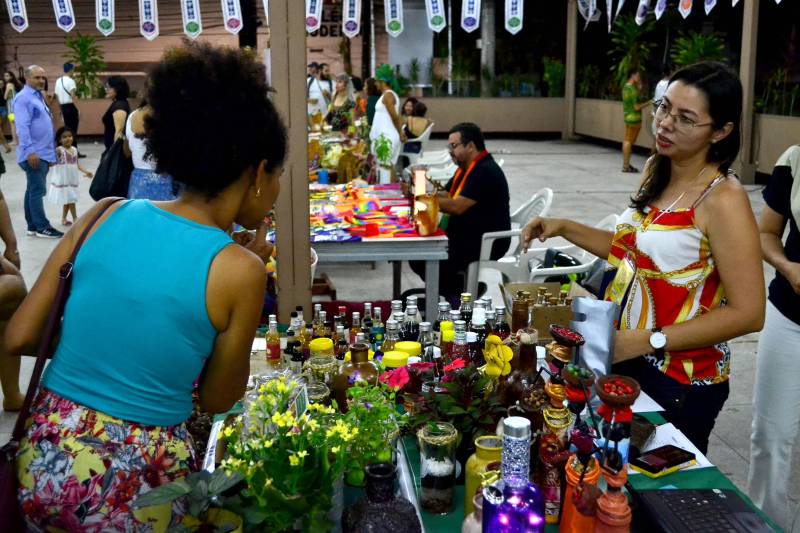 A segunda edição da Feira Livre de Arte e Cultura promovida pela Fundação Cultural do Pará (FCP) será nos dias 9 e 10 de março, no Centur, a partir das 17h. A programação inclui apresentações musicais, teatrais, espaços para comercialização de produtos autorais, dos mais variados estilos, além de literatura, gastronomia, artesanato, design e moda. Entre os shows musicais da Feira estão: Gaby Amarantos, Luê, Baile da Saudade, Baile do Mestre Cupijó, além de uma homenagem ao Mestre Vieira, falecido em fevereiro. Haverá também uma apresentação do grupo Palhaços Trovadores. Além de um espaço para lazer, o evento tem como objetivo promover novos empreendedores locais, marcas, produtos e incentivar a criatividade.

FOTO: ASCOM / FCP
DATA: 01.03.2018
BELÉM - PARÁ <div class='credito_fotos'>Foto: ASCOM FCP   |   <a href='/midias/2018/originais/48de9387-b35d-4a39-a753-746b717c2995.jpg' download><i class='fa-solid fa-download'></i> Download</a></div>