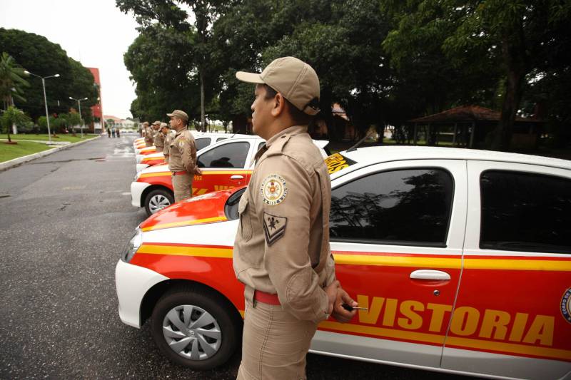 Na mesma cerimônia que entregou as viaturas para serviços de vistoria, o governador Simão Jatene fez uma visita técnica às instalações da nova Policlínica ao Corpo de Bombeiros Militar do Estado. Um prédio no Quartel do Comando Geral da corporação foi reformado e adaptado para receber a Policlínica, que oferta assistência médico-odontológico, psicológico e de primeiros socorros aos bombeiros militares e seus dependentes.

FOTO: IGOR BRANDÃO / AG. PARÁ
DATA: 15.03.2018
BELÉM - PARÁ <div class='credito_fotos'>Foto: IGOR BRANDÃO / AG. PARÁ   |   <a href='/midias/2018/originais/490ac3e9-bbbc-4667-8aa5-1bc10cdad8aa.jpg' download><i class='fa-solid fa-download'></i> Download</a></div>