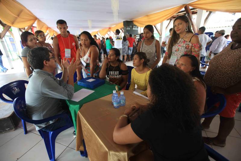 Mais de 300 produtores compareceram à arena Bira's, em Igarapé-Miri, no nordeste paraense, na manhã de quinta-feira (15), em busca de informações sobre crédito, qualificação profissional, regularização fundiária e cadeia produtiva. O público foi atendido pela "Caravana Pará 2030 - Igarapé-Miri", promovida pelo governo do Estado, que levou ao município os serviços de várias secretarias, bancos e instituições ligadas à produção e à intermediação de negócios.

FOTO: RODOLFO OLIVEIRA / AG. PARÁ
DATA: 16.03.2018
IGARAPÉ-MIRI - PARÁ <div class='credito_fotos'>Foto: Rodolfo Oliveira/Ag. Pará   |   <a href='/midias/2018/originais/49768aee-21a1-4d0b-8e27-ab0dba0dab63.jpg' download><i class='fa-solid fa-download'></i> Download</a></div>