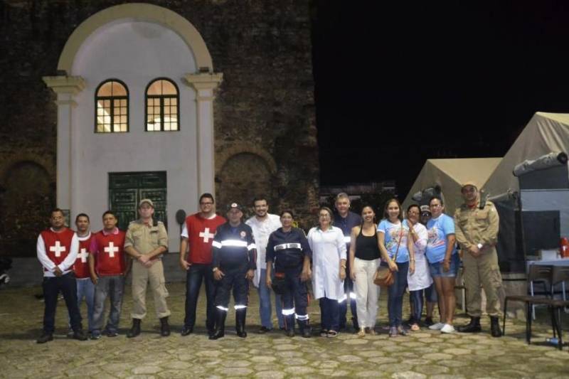 A terça-feira de Carnaval (13) nas praias do município de Barcarena foi marcada pelo trabalho de prevenção e de orientação aos frequentadores. Militares do Corpo de Bombeiros trabalharam intensamente no quarto dia da Operação Carnaval 2018 nas praias e blocos de rua, a fim de garantir a segurança de todos. A festa em Barcarena só terminará na Quarta-feira de Cinzas, com atrações musicais. As praias de Caripi, Vila do Conde, Cupiranga e Sirituba receberam o reforço do efetivo militar para atender os banhistas em qualquer situação. Com a tranquilidade nas praias, não houve registro de ocorrências graves, resultado do trabalho preventivo realizado pelo 6° Grupamento de Bombeiros Militar de Barcarena.

FOTO: ASCOM / CBMPA
DATA: 13.02.2018
VIGIA - PARÁ
 <div class='credito_fotos'>Foto: ASCOM / CBMPA   |   <a href='/midias/2018/originais/49a07c41-a049-49d3-b812-374f8077fff3.jpg' download><i class='fa-solid fa-download'></i> Download</a></div>