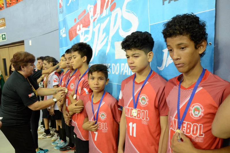 Em sua 60ª edição, os Jogos Estudantis Paraenses (JEPs) definiu a equipes que vão representar o Estado do Pará na etapa nacional, em Manaus (AM), de 19 a 23 de setembro. Das partidas realizadas neste sábado (23), pela etapa estadual, na Arena Guilerme Paraense - o Mangueirinho, foram premiados quatro times das modalidades de Basquete, Volei, Handebol e Futsal, na categoria "A" (de 12 a 14 anos). 

FOTO: FERNANDO NOBRE / ASCOM SEDUC
DATA: 23.06.2018
BELÉM - PARÁ <div class='credito_fotos'>Foto: FERNANDO NOBRE/ASCOM SEDUC   |   <a href='/midias/2018/originais/49fb93c3-4c1a-4b49-9fdc-9c8284e7b591.jpg' download><i class='fa-solid fa-download'></i> Download</a></div>