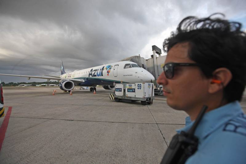 Pousou na tarde desta terça-feira (27) a aeronave modelo Airbus A 320 da Companhia Azul Linhas Aéreas adesivada com a logomarca “Para, A Obra-Prima da Amazônia” (foto).  Levando a logomarca em sua aeronave, a companhia promove o turismo paraense nos mercados nacional e internacional.  A estratégia é fruto de uma parceria entre a secretaria de estado de Turismo (Setur) e a Azul. A aeronave está voando por toda a malha aérea nacional da Azul e já passou por outros países como Argentina, Uruguai e Guiana Francesa. A companhia tem ampliado suas bases de operações no Pará com rotas regionais, nacionais e internacionais. “ Esta é uma estratégia no sentido de levar a marca do turismo paraense para todos os lugares em que a Azul voa. Desta forma o turismo no Pará é promovido como atividade econômica”, comenta o secretário de Estado de Turismo, Adenauer Goes. 

FOTO: THIAGO GOMES / AG. PARÁ
DATA: 27.03.2018
BELÉM - PARÁ  <div class='credito_fotos'>Foto: Thiago Gomes /Ag. Pará   |   <a href='/midias/2018/originais/4adf0403-b361-4a6d-ad84-472336b9124f.jpg' download><i class='fa-solid fa-download'></i> Download</a></div>
