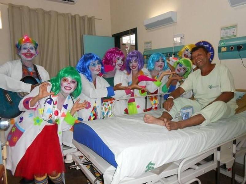 A internação hospitalar é uma situação que ninguém deseja. Mas, quando necessária, quanto mais acolhedora for, melhor para a recuperação do paciente. No Hospital Regional do Sudeste do Pará - Dr. Geraldo Veloso (HRSP), em Marabá (PA), para tornar esse período mais ameno para o usuário, o atendimento se baseia na Política Nacional de Humanização do Sistema Único de Saúde (SUS). Assim, desde o momento da admissão até a alta hospitalar, todas as etapas da assistência prezam pelo bom relacionamento, respeito às necessidades individuais, garantia dos direitos, segurança e qualidade.     

FOTO: ASCOM / HRSP
DATA: 02.03.2018
MARABÁ - PARÁ <div class='credito_fotos'>Foto: ASCOM HRSP   |   <a href='/midias/2018/originais/4b5c0cb8-9a94-462d-a8fd-0b5fab5da2bf.jpg' download><i class='fa-solid fa-download'></i> Download</a></div>