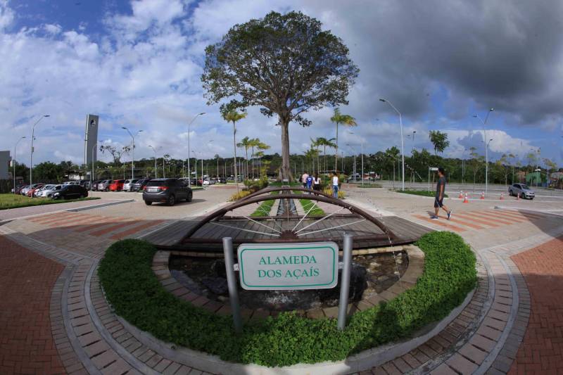 O Parque Estadual do Utinga (PEUt) o mais importante espaço de preservação e estudo da biodiversidade dentro da Região Metropolitana de Belém será reaberto à população a partir desta sexta,16, a partir das 16h30, com apresentações artísticas, com o Boi Veludinho, crianças do Pro Paz e a premiada Orquestra Sinfônica do Theatro da Paz. A apresentação será em um espaço ao ar livre e não será necessária a retirada de ingressos, por esse motivo, a recomendação é que o público chegue cedo, porque a entrada será fechada quando o espaço estiver lotado. 

FOTO: MÁCIO FERREIRA / AG PARÁ 
DATA: 16.03.2018 
BELÉM - PARÁ <div class='credito_fotos'>Foto: MÁCIO FERREIRA/ AG. PARÁ   |   <a href='/midias/2018/originais/4ce1004d-d601-494c-bf6e-e177bbd50367.jpg' download><i class='fa-solid fa-download'></i> Download</a></div>