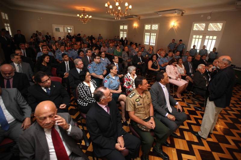 Setenta e duas personalidades civis e militares receberam, na manhã desta terça-feira, 20, no auditório do Palácio dos Despachos, em Belém, a Medalha do Mérito Governador Lauro Sodré, concedida por ocasião das comemorações pelos 101 anos de criação da Casa Militar da Governadoria do Estado, fundada em 12 de fevereiro de 1917. A honraria é destinada a personalidades que prestaram serviços relevantes ao Pará e suas instituições, especialmente à Governadoria do Estado. A solenidade foi aberta pelo governador Simão Jatene (foto), que fez questão de parabenizar a todos os servidores da Casa Militar da Governadoria e aos agraciados com a Medalha Lauro Sodré.

FOTO: ANTONIO SILVA / AG. PARÁ
DATA: 20.02.2018
BELÉM - PARÁ <div class='credito_fotos'>Foto: Antônio Silva/Ag. Pará   |   <a href='/midias/2018/originais/4cee2ba7-3a0a-4b3b-be2d-e3f31e51f429.jpg' download><i class='fa-solid fa-download'></i> Download</a></div>