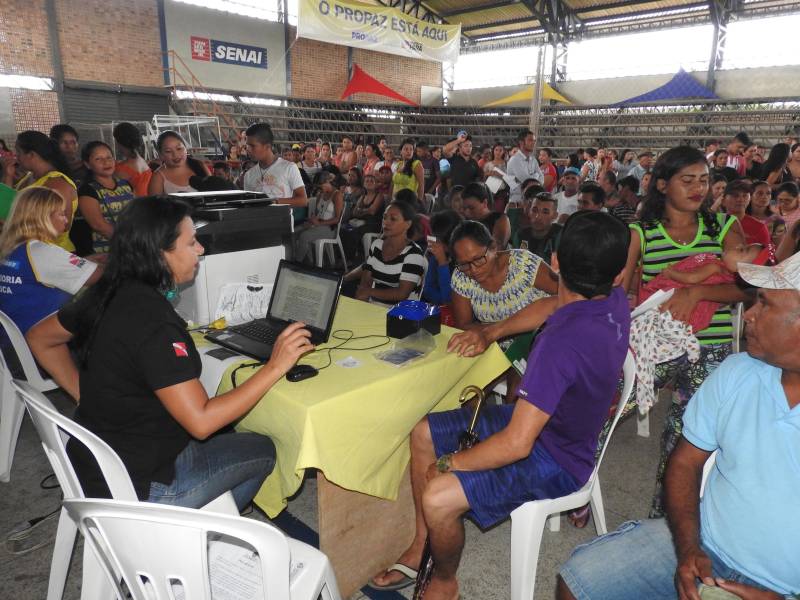 Termina neste sábado, 17, o atendimento da Caravana Pro Paz Cidadania em Bragança, município localizado na região nordeste do estado. Com o apoio da prefeitura e secretarias estaduais, a ação começou na quinta-feira, 15, no ginásio do Senai. Até o momento, mais de dois mil atendimentos foram feitos. A população pode solicitar a emissão de RG, CPF, certidão de nascimento (1° e 2° via), Id Jovem, identidade de nome social e aconselhamento jurídico.

FOTO: CARLOS SODRÉ / AG. PARÁ
DATA: 16.03.2018
BRAGANÇA - PARÁ <div class='credito_fotos'>Foto: Carlos Sodré/Agência Pará   |   <a href='/midias/2018/originais/4d7f384e-e8c8-4a6e-8bcc-477486ccbb2d.jpg' download><i class='fa-solid fa-download'></i> Download</a></div>