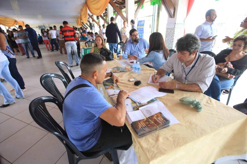 Mais de 300 produtores compareceram à arena Bira's, em Igarapé-Miri, no nordeste paraense, na manhã de quinta-feira (15), em busca de informações sobre crédito, qualificação profissional, regularização fundiária e cadeia produtiva. O público foi atendido pela "Caravana Pará 2030 - Igarapé-Miri", promovida pelo governo do Estado, que levou ao município os serviços de várias secretarias, bancos e instituições ligadas à produção e à intermediação de negócios.

FOTO: RODOLFO OLIVEIRA / AG. PARÁ
DATA: 16.03.2018
IGARAPÉ-MIRI - PARÁ <div class='credito_fotos'>Foto: Rodolfo Oliveira/Ag. Pará   |   <a href='/midias/2018/originais/4de3b381-2447-4a66-8385-532eca43d97a.jpg' download><i class='fa-solid fa-download'></i> Download</a></div>