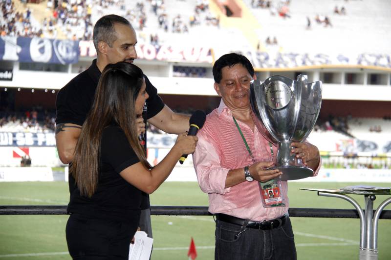 Chegou a hora de escolher os melhores do Banparazão 2018! Torcedores que acompanham o campeonato paraense podem votar nos craques da competição no "Troféu Meio de Campo 2018", da Cultura Rede de Comunicação. A votação para diversas categorias será aberta neste domingo (18) durante o programa "Meio de Campo", que começa às 14h40 na TV Cultura do Pará. Os internautas poderão votar por meio do Portal Cultura (www.portalcultura.com.br). Para participar, basta acessar a página da votação e preencher o formulário indicando os jogadores que se destacaram em cada posição, além de seus respectivos clubes. 

FOTO: ASCOM / PORTAL CULTURA
DATA: 16.03.2018
BELÉM - PARÁ <div class='credito_fotos'>Foto: ASCOM / PORTAL CULTURA   |   <a href='/midias/2018/originais/4e0a06f7-b76c-4d2e-a787-be5fe3b2397a.jpg' download><i class='fa-solid fa-download'></i> Download</a></div>