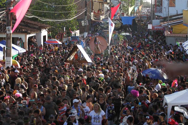 Em Curuçá, no nordeste do Estado, é do mangue que sai o caranguejo, sustento de muitas famílias, e a lama (Tijuco), matéria-prima da fantasia usada pelos brincantes do tradicional bloco carnavalesco "Pretinhos do Mangue". Neste domingo (11), segundo a organização do evento, mais de 17 mil pessoas entre brincantes e espectadores acompanharam o cortejo que teve início no Porto dos Pretinhos e seguiu pelas principais ruas do município até a praça da folia, na orla. O bloco nasceu no ano de 1989 a partir da frustração de dois amigos que foram ao mangue atrás de alimento, mas não conseguiram nenhum caranguejo. Então decidiram passar lama pelo corpo e saíram pela cidade em forma de protesto. "O mangue oferece o nosso caranguejo, mexilhão e camarão. É daqui que as famílias tiram seu sustento. Nossa intenção é aproveitar esse momento de alegria e passar essa mensagem de preservação", afirmou Edmilson Campos, mais conhecido como "Cafá", que está à frente do bloco há 18 anos.

FOTO: CRISTINO MARTIS / AG PARÁ
12.02.2018
CURUÇÁ - PARÁ <div class='credito_fotos'>Foto: Cristino Martins/Ag. Pará   |   <a href='/midias/2018/originais/4e31abff-6eb4-4178-b21e-9c5a6f242f53.jpg' download><i class='fa-solid fa-download'></i> Download</a></div>