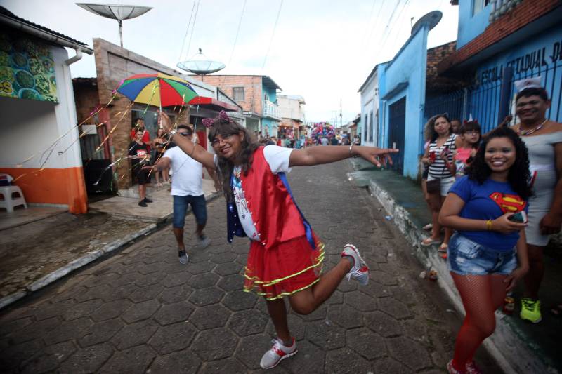 O professor Júlio Leal Gomes é natural de Vigia de Nazaré, no nordeste paraense, terra conhecida pela hospitalidade, principalmente em época festiva. Mantendo a tradição, no Carnaval Júlio e seus irmãos abrem a casa da família para amigos e outros parentes. Neste ano, o imóvel de quatro cômodos abrigou mais de 50 pessoas. Vigia tem um dos maiores e mais tradicionais carnavais do Pará. Nesta época do ano, a população do município, de 51.173 habitantes (Censo/IBGE), triplica com a chegada de brincantes oriundos de todo o Brasil, e os vigienses – igual coração de mãe - acolhem essa multidão. A estimativa é a cidade receber mais de 300 mil pessoas neste Carnaval.

FOTO: IGOR BRANDÃO / AG PARÁ
DATA: 13.02.2018
VIGIA - PARÁ <div class='credito_fotos'>Foto: IGOR BRANDÃO / AG. PARÁ   |   <a href='/midias/2018/originais/4e48a845-fdea-4f7d-b9fc-62a900ec0be3.jpg' download><i class='fa-solid fa-download'></i> Download</a></div>