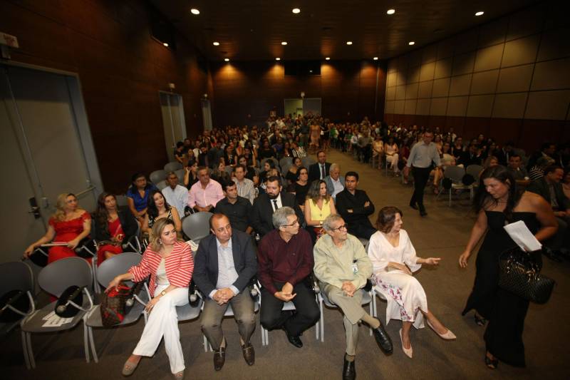 A Fundação Santa Casa de Misericórdia do Pará realizou na noite desta quinta-feira (22), no Hangar Centro de Convenções, a formatura de 63 residentes em 10 especialidades. A Residência Médica constitui modalidade de ensino de pós-graduação considerada “padrão ouro” da especialização médica. A cerimonia contou com a presença do secretário de Estado de Saúde Pública, Vitor Matheus, da presidente da Fundação Santa Casa de Misericórdia, Rosângela Monteiro e a coordenadora da Comissão de Residência Médica, Patrícia Carvalho.

FOTO: CARLOS SODRÉ / AG. PARÁ
DATA: 22.02.2018
BELÉM - PARÁ <div class='credito_fotos'>Foto: CARLOS SODRÉ / AG. PARÁ    |   <a href='/midias/2018/originais/4e8e2d6c-044a-4eb9-b1bb-4af5fc916131.jpg' download><i class='fa-solid fa-download'></i> Download</a></div>