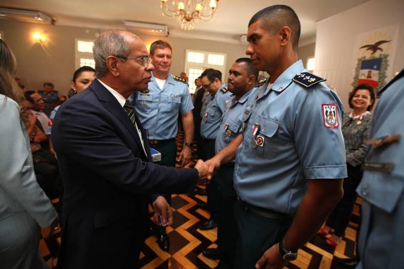 Setenta e duas personalidades civis e militares receberam, na manhã desta terça-feira, 20, no auditório do Palácio dos Despachos, em Belém, a Medalha do Mérito Governador Lauro Sodré, concedida por ocasião das comemorações pelos 101 anos de criação da Casa Militar da Governadoria do Estado, fundada em 12 de fevereiro de 1917. A honraria é destinada a personalidades que prestaram serviços relevantes ao Pará e suas instituições, especialmente à Governadoria do Estado. A solenidade foi aberta pelo governador Simão Jatene, que fez questão de parabenizar a todos os servidores da Casa Militar da Governadoria e aos agraciados com a Medalha Lauro Sodré.

FOTO: ANTONIO SILVA / AG. PARÁ
DATA: 20.02.2018
BELÉM - PARÁ <div class='credito_fotos'>Foto: Antônio Silva/Ag. Pará   |   <a href='/midias/2018/originais/4ef7a03f-6fb6-43ed-90ec-7aaefaacc674.jpg' download><i class='fa-solid fa-download'></i> Download</a></div>