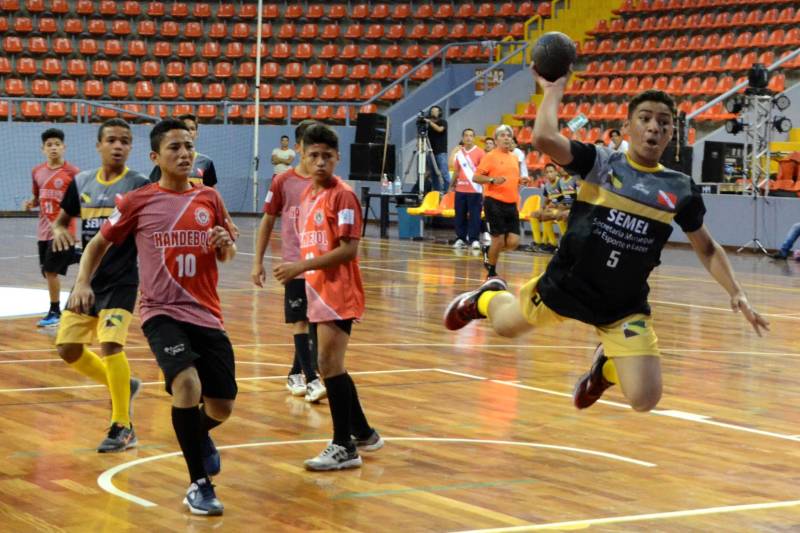 Em sua 60ª edição, os Jogos Estudantis Paraenses (JEPs) definiu a equipes que vão representar o Estado do Pará na etapa nacional, em Manaus (AM), de 19 a 23 de setembro. Das partidas realizadas neste sábado (23), pela etapa estadual, na Arena Guilerme Paraense - o Mangueirinho, foram premiados quatro times das modalidades de Basquete, Volei, Handebol e Futsal, na categoria "A" (de 12 a 14 anos). 

FOTO: FERNANDO NOBRE / ASCOM SEDUC
DATA: 23.06.2018
BELÉM - PARÁ <div class='credito_fotos'>Foto: FERNANDO NOBRE/ASCOM SEDUC   |   <a href='/midias/2018/originais/4f909e0a-48cd-4b17-b539-3bdd88b613d3.jpg' download><i class='fa-solid fa-download'></i> Download</a></div>