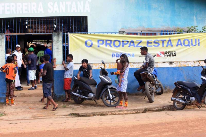 O dia começou cedo para os participantes da Semana dos Povos Indígenas, que ocorre em São Félix do Xingu, no sudeste do Pará. A vasta programação se estendeu durante toda a segunda-feira (16), com os serviços ofertados pelo Estado, os jogos e abertura oficial, à noite. A Fundação Pro Paz, por meio da Caravana Pro Paz Cidadania (foto) visita o município de São Félix do Xingu pela segunda vez e a expectativa é de superar o número de atendimentos nesta semana.

FOTO: RODOLFO OLIVEIRA / AG. PARÁ
DATA: 16.04.2018
SÃO FÉLIX DO XINGU - PARÁ <div class='credito_fotos'>Foto: Rodolfo Oliveira/Ag. Pará   |   <a href='/midias/2018/originais/4ffd41d5-a686-4cb2-8a12-af563428593b.jpg' download><i class='fa-solid fa-download'></i> Download</a></div>