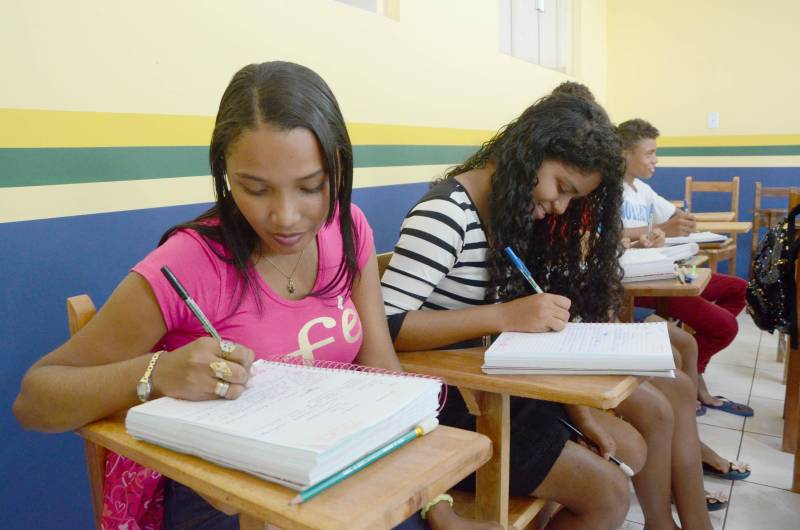 Estudantes da vila Enche Concha, no município de Cachoeira do Piriá, a 250 km de Belém, assistiram pela primeira vez, na última quarta-feira (14), à aula do Sistema Educacional Interativo (SEI), que a Secretaria de Estado de Educação (Seduc) está implantando para ampliar o ensino médio em localidades de difícil acesso no interior.

FOTO: RAI PONTES / ASCOM SEDUC
DATA: 14.03.2018
CACHOEIRA DO PIRIÁ - PARÁ <div class='credito_fotos'>Foto: Rai Pontes/Ascom Seduc   |   <a href='/midias/2018/originais/501c17c3-b704-4ed1-85ee-26babaebf3c5.jpg' download><i class='fa-solid fa-download'></i> Download</a></div>