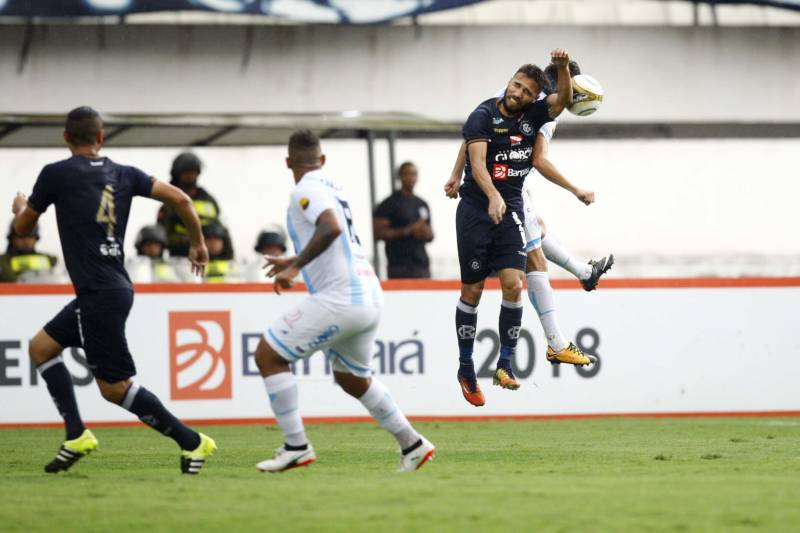 O Clube do Remo venceu o Paysandu por 2 a 1 na tarde deste domingo, partida realizada no Estádio Mangueirão, e largou na frente pelo título do Campeonato Paraense de 2018. 

FOTO: THIAGO GOMES / AG. PARÁ
DATA: 01.04.2018
BELÉM - PARÁ <div class='credito_fotos'>Foto: Thiago Gomes /Ag. Pará   |   <a href='/midias/2018/originais/50a645b6-b0c1-462d-95fa-a3cd086231bc.jpg' download><i class='fa-solid fa-download'></i> Download</a></div>