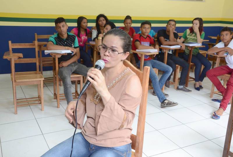 Estudantes da vila Enche Concha, no município de Cachoeira do Piriá, a 250 km de Belém, assistiram pela primeira vez, na última quarta-feira (14), à aula do Sistema Educacional Interativo (SEI), que a Secretaria de Estado de Educação (Seduc) está implantando para ampliar o ensino médio em localidades de difícil acesso no interior. A professora Edilene Aguiar (foto) auxiliou pessoalmente os estudantes, em sala de aula, a formarem opinião sobre o tema.

FOTO: RAI PONTES / ASCOM SEDUC
DATA: 14.03.2018
CACHOEIRA DO PIRIÁ - PARÁ <div class='credito_fotos'>Foto: Rai Pontes/Ascom Seduc   |   <a href='/midias/2018/originais/50b85223-96ce-4d7b-acb4-0f497369dce0.jpg' download><i class='fa-solid fa-download'></i> Download</a></div>