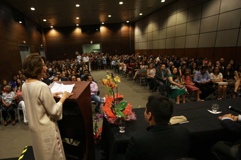 A Fundação Santa Casa de Misericórdia do Pará realizou na noite desta quinta-feira (22), no Hangar Centro de Convenções, a formatura de 63 residentes em 10 especialidades. A Residência Médica constitui modalidade de ensino de pós-graduação considerada “padrão ouro” da especialização médica. A cerimonia contou com a presença do secretário de Estado de Saúde Pública, Vitor Matheus, da presidente da Fundação Santa Casa de Misericórdia, Rosângela Monteiro (foto) e a coordenadora da Comissão de Residência Médica, Patrícia Carvalho.

FOTO: CARLOS SODRÉ / AG. PARÁ
DATA: 22.02.2018
BELÉM - PARÁ <div class='credito_fotos'>Foto: CARLOS SODRÉ / AG. PARÁ    |   <a href='/midias/2018/originais/50ce17f4-a00a-49c0-af71-ce39f570cfaf.jpg' download><i class='fa-solid fa-download'></i> Download</a></div>