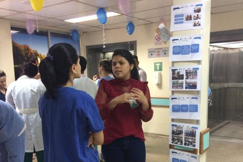 A internação hospitalar é uma situação que ninguém deseja. Mas, quando necessária, quanto mais acolhedora for, melhor para a recuperação do paciente. No Hospital Regional do Sudeste do Pará - Dr. Geraldo Veloso (HRSP), em Marabá (PA), para tornar esse período mais ameno para o usuário, o atendimento se baseia na Política Nacional de Humanização do Sistema Único de Saúde (SUS). Assim, desde o momento da admissão até a alta hospitalar, todas as etapas da assistência prezam pelo bom relacionamento, respeito às necessidades individuais, garantia dos direitos, segurança e qualidade.     

FOTO: ASCOM / HRSP
DATA: 02.03.2018
MARABÁ - PARÁ <div class='credito_fotos'>Foto: ASCOM HRSP   |   <a href='/midias/2018/originais/529456a9-05ba-470a-9a7c-38326fe406e9.jpg' download><i class='fa-solid fa-download'></i> Download</a></div>