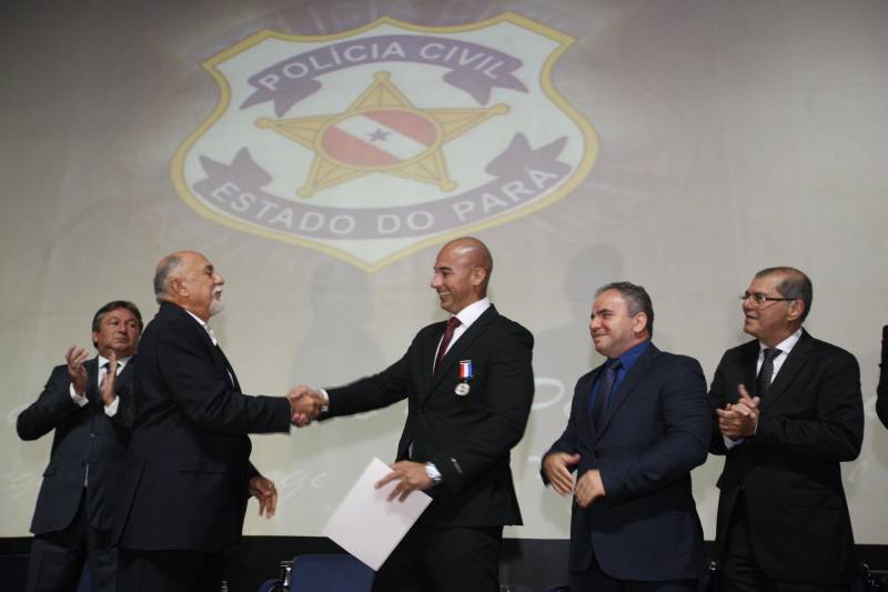 O Pará vai voltar a ter um delegado de polícia para cada município. A posse de 149 novos delegados da Polícia Civil, que aconteceu nesta segunda-feira (26) no Teatro Maria Sylvia Nunes, na Estação das Docas, vai garantir, com sobras, a cobertura completa dos 144 municípios do estado. Aprovados em concurso público, os novos delegados concluíram o curso de Formação da Polícia Civil do Pará no dia 15 deste mês. O curso foi o primeiro do Brasil a incluir sete disciplinas inéditas: Oratória, Atuação Policial frente aos Grupos Vulneráveis, Relacionamento com a Imprensa e Mídias Sociais, Abordagem Psicopatológica do Crime e da Violência, Investigação Financeira no Enfrentamento ao Crime de Lavagem de dinheiro, Noções Básicas de Enfrentamento às Fraudes Veiculares e Linguagem Brasileira de Sinais. O concurso aprovou ainda 300 investigadores, 180 escrivães e 20 papiloscopistas. Os novos policiais civis passaram por quatro meses de formação técnica e profissional na Acadepol. Com a nomeação, o próximo passo será a lotação dos novos servidores públicos nas unidades de Polícia Civil do estado, quando eles saberão em qual região do Pará trabalharão inicialmente. Na foto, o formando João Costa (calvo), primeiro lugar no curso.

FOTO: SYDNEY OLIVEIRA / AG. PARÁ
DATA: 26.02.2018
BELÉM - PARÁ <div class='credito_fotos'>Foto: Sidney Oliveira/Ag. Pará   |   <a href='/midias/2018/originais/52a65f85-67a7-4bc1-b66a-868bf55a9a6b.jpg' download><i class='fa-solid fa-download'></i> Download</a></div>