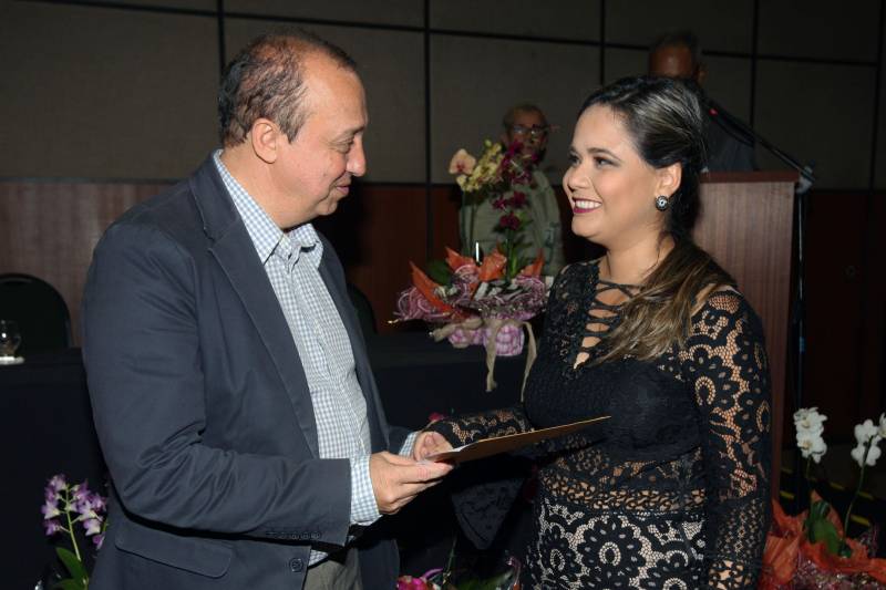 A Fundação Santa Casa de Misericórdia do Pará realizou na noite desta quinta-feira (22), no Hangar Centro de Convenções, a formatura de 63 residentes em 10 especialidades. A Residência Médica constitui modalidade de ensino de pós-graduação considerada “padrão ouro” da especialização médica. A cerimonia contou com a presença do secretário de Estado de Saúde Pública, Vitor Matheus (foto), da presidente da Fundação Santa Casa de Misericórdia, Rosângela Monteiro e a coordenadora da Comissão de Residência Médica, Patrícia Carvalho.

FOTO: CARLOS SODRÉ / AG. PARÁ
DATA: 22.02.2018
BELÉM - PARÁ <div class='credito_fotos'>Foto: CARLOS SODRÉ / AG. PARÁ    |   <a href='/midias/2018/originais/52b188e6-4884-40f7-b38c-5d4b3416657d.jpg' download><i class='fa-solid fa-download'></i> Download</a></div>