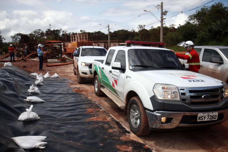 Iniciou neste sábado, 24, o prazo que o Governo do Estado deu para que a empresa de alumínio Hydro Alunorte adote procedimentos e mecanismos seguros ambientalmente, a fim de que as bacias de resíduos da empresa baixem os níveis em pelo menos um metro – o que é definido tecnicamente como padrão de segurança com comprovação permanente da redução e manutenção dos níveis. Uma equipe de fiscalização da Secretaria de Estado de Meio Ambiente e Sustentabilidade (Semas) está no município para fazer o monitoramento dos níveis das bacias do sistema de tratamento dos rejeitos da Bauxita. "Vamos montar equipes para, de duas em duas horas, avaliar o nível das bacias. Em caso de chuva o monitoramento será feito de uma em uma hora", explicou Rejiane Santos, geóloga da Diretoria de Licenciamento Ambiental da Semas.

FOTO: IGOR BRANDÃO / AG PARÁ
DATA: 24.02.2018
BELÉM - PARÁ <div class='credito_fotos'>Foto: IGOR BRANDÃO / AG. PARÁ   |   <a href='/midias/2018/originais/52f8d3d9-0be2-44ff-92be-db744ecfe5b8.jpg' download><i class='fa-solid fa-download'></i> Download</a></div>