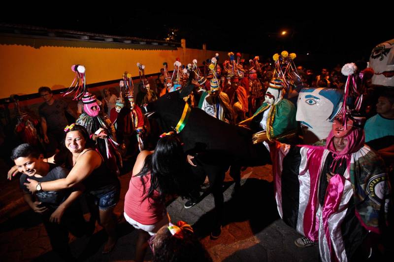 Domingo de carnaval (11) parecia dia de futebol. Um a um, os integrantes do time foram chegando à concentração, no quintal de uma casa simples, na Avenida Floriano Peixoto, uma das principais de São Caetano de Odivelas, município do nordeste do Pará. Os homens, na faixa dos 20 anos de idade, esperavam sentados pelo "técnico". Mas de repente os “jogadores” se transformaram em brincantes do mais tradicional grupo folclórico da cidade, o Boi Tinga. A preparação não era para uma partida de futebol, e sim para o arrastão que tomou conta das ruas em alguns instantes. Um dos patrimônios da rica cultura popular de São Caetano, o Boi Tinga colore a cidade no carnaval. Com 80 anos de existência, o grupo reúne apaixonados pelas manifestações folclóricas, que trabalham o ano todo para manter viva a cultura local. Na Folia de Momo, os célebres Cabeçudos e Pierrôs, levados pelo Boi-Bumbá, se misturam ao povo numa explosão de ritmos, cores e alegria - tudo sem perder as características originais, que ressaltam a beleza e autenticidade da festa.

FOTO: THIAGO GOMES / AG PARÁ
DATA: 12.02.2018
SÃO CAETANO DE ODIVELAS - PARÁ <div class='credito_fotos'>Foto: Thiago Gomes /Ag. Pará   |   <a href='/midias/2018/originais/53999263-19c7-4a80-a94d-e816ab8c6a29.jpg' download><i class='fa-solid fa-download'></i> Download</a></div>