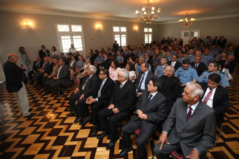 Setenta e duas personalidades civis e militares receberam, na manhã desta terça-feira, 20, no auditório do Palácio dos Despachos, em Belém, a Medalha do Mérito Governador Lauro Sodré, concedida por ocasião das comemorações pelos 101 anos de criação da Casa Militar da Governadoria do Estado, fundada em 12 de fevereiro de 1917. A honraria é destinada a personalidades que prestaram serviços relevantes ao Pará e suas instituições, especialmente à Governadoria do Estado. A solenidade foi aberta pelo governador Simão Jatene (foto), que fez questão de parabenizar a todos os servidores da Casa Militar da Governadoria e aos agraciados com a Medalha Lauro Sodré.

FOTO: ANTONIO SILVA / AG. PARÁ
DATA: 20.02.2018
BELÉM - PARÁ <div class='credito_fotos'>Foto: Antônio Silva/Ag. Pará   |   <a href='/midias/2018/originais/53b83a45-5b28-4a26-adf7-ed9317053057.jpg' download><i class='fa-solid fa-download'></i> Download</a></div>