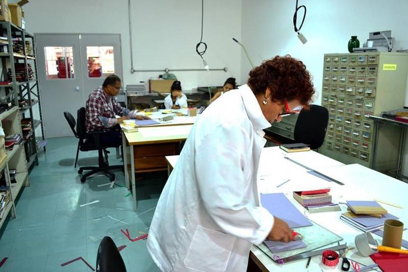 Estão abertas as inscrições para as oficinas (foto) de higienização e restauro de Acervo Bibliográfico do mês março, realizadas no Centur. Até dia 27 de fevereiro as inscrições podem ser feitas no site da Fundação Cultural do Pará (FCP). Todos os meses a Biblioteca Arthur Vianna disponibiliza essas oficinas para que acadêmicos e o público em geral possam aprender a conservar, higienizar e restaurar obras literárias.

FOTO: LUCAS MOTA / ASCOM FCP
DATA: 20.02.2018
BELÉM - PARÁ <div class='credito_fotos'>Foto: LUCAS MOTA / ASCOM FCP   |   <a href='/midias/2018/originais/53fb298a-73ab-41f2-97bf-59e6ddf742c8.jpg' download><i class='fa-solid fa-download'></i> Download</a></div>