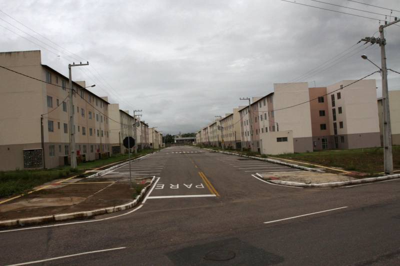 Deve ocorrer a partir da próxima segunda-feira (19) a entrega das chaves aos futuros moradores do Residencial Viver Melhor Marituba, localizado no quilômetro 15 da Rodovia BR-316, em Marituba, região metropolitana de Belém. A cerimônia de inauguração do conjunto, marcada para este sábado (17), foi adiada pela terceira vez pelo Ministério das Cidades, causando transtorno a centenas de pessoas que foram ao local com a promessa de receber o apartamento e começar uma vida nova. O governador Simão Jatene foi ao local esclarecer aos proprietários - muitos vindos de bairros distantes de Belém e Ananindeua - o motivo de mais um adiamento.

FOTO: CRISTINO MARTINS / AG. PARÁ
DATA: 17.02.2017
MARITUBA - PARÁ <div class='credito_fotos'>Foto: Cristino Martins/Ag. Pará   |   <a href='/midias/2018/originais/541915e6-99ec-471b-bd3e-1480a3ea5c1f.jpg' download><i class='fa-solid fa-download'></i> Download</a></div>