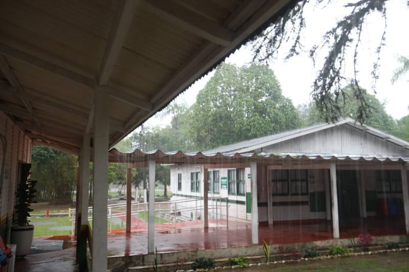 A chuva que caiu na manhã desta segunda-feira, 26, em Belém e outros municípios da região nordeste do Estado, não afetou as bacias localizadas em Barcarena. No total foram registrados 53 milímetros de chuva, desde o final de semana. “Não houve qualquer transbordamento ou mais prejuízos”, explicou o capitão Marcelo Santos, do Corpo de Bombeiros. Enquanto isso, as ações do Governo do Estado nas comunidades afetadas pela contaminação constatada pelo Instituto Evandro Chagas (IEC), no entorno da área de atuação da empresa Hydro, continuam. Até o momento, 893 galões de água potável foram entregues a 399 famílias da região. O abastecimento será semanal e a quantidade varia em função do número de pessoas residentes em cada casa, com média de uma unidade de 20 litros para cada duas pessoas. 

FOTO: IGOR BRANDÃO / AG. PARÁ
DATA: 25.02.2018
BARCARENA - PARÁ <div class='credito_fotos'>Foto: IGOR BRANDÃO / AG. PARÁ   |   <a href='/midias/2018/originais/55190647-db0f-4ef2-b99f-e412acd0ddf0.jpg' download><i class='fa-solid fa-download'></i> Download</a></div>