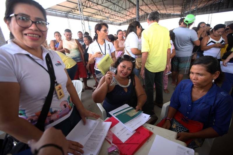 O governo do Pará, por meio da Companhia de Habitação do Pará (Cohab) entregou, neste sábado (24), as chaves dos 4 mil apartamentos do Residencial Viver Melhor Marituba. O local passa a ser, agora, a moradia de mais de 15 mil pessoas que aguardavam pelo empreendimento. Desde o início da manhã, servidores da Cohab estavam a postos, na quadra de esportes do Residencial, organizando a entrega das chaves dos apartamentos. A Companhia de Saneamento do Pará (Cosanpa) também atendia os novos moradores, que já podiam realizar o cadastro de suas unidades de consumo para ligação do fornecimento de água.

FOTO: THIAGO GOMES / AG PARÁ
DATA: 24.02.2018
MARITUBA - PARÁ <div class='credito_fotos'>Foto: Thiago Gomes /Ag. Pará   |   <a href='/midias/2018/originais/557ccc51-6a7b-496b-9f97-d40ea72047ea.jpg' download><i class='fa-solid fa-download'></i> Download</a></div>