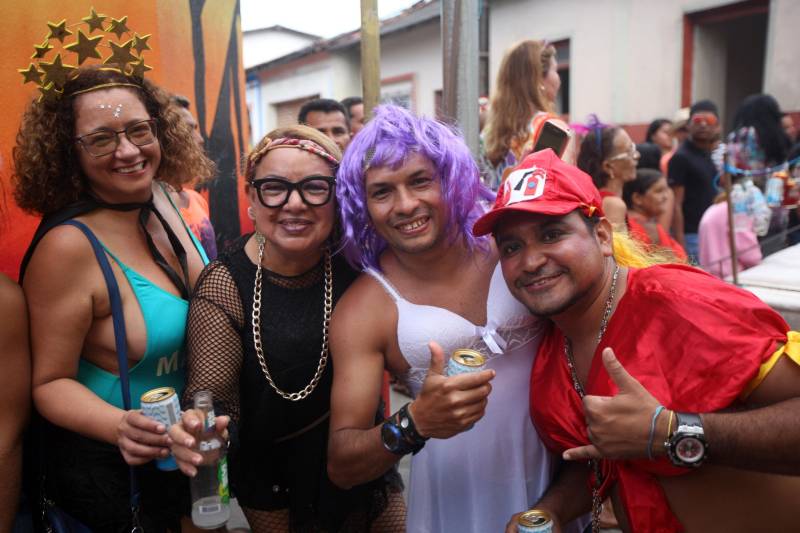 O professor Júlio Leal Gomes é natural de Vigia de Nazaré, no nordeste paraense, terra conhecida pela hospitalidade, principalmente em época festiva. Mantendo a tradição, no Carnaval Júlio e seus irmãos abrem a casa da família para amigos e outros parentes. Neste ano, o imóvel de quatro cômodos abrigou mais de 50 pessoas. Vigia tem um dos maiores e mais tradicionais carnavais do Pará. Nesta época do ano, a população do município, de 51.173 habitantes (Censo/IBGE), triplica com a chegada de brincantes oriundos de todo o Brasil, e os vigienses – igual coração de mãe - acolhem essa multidão. A estimativa é a cidade receber mais de 300 mil pessoas neste Carnaval.

FOTO: IGOR BRANDÃO / AG PARÁ
DATA: 13.02.2018
VIGIA - PARÁ <div class='credito_fotos'>Foto: IGOR BRANDÃO / AG. PARÁ   |   <a href='/midias/2018/originais/558e2853-f18a-49c6-a2df-f1ed11489702.jpg' download><i class='fa-solid fa-download'></i> Download</a></div>