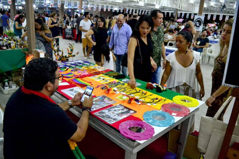 A segunda edição da Feira Livre de Arte e Cultura promovida pela Fundação Cultural do Pará (FCP) será nos dias 9 e 10 de março, no Centur, a partir das 17h. A programação inclui apresentações musicais, teatrais, espaços para comercialização de produtos autorais, dos mais variados estilos, além de literatura, gastronomia, artesanato, design e moda. Entre os shows musicais da Feira estão: Gaby Amarantos, Luê, Baile da Saudade, Baile do Mestre Cupijó, além de uma homenagem ao Mestre Vieira, falecido em fevereiro. Haverá também uma apresentação do grupo Palhaços Trovadores. Além de um espaço para lazer, o evento tem como objetivo promover novos empreendedores locais, marcas, produtos e incentivar a criatividade.

FOTO: ASCOM / FCP
DATA: 01.03.2018
BELÉM - PARÁ <div class='credito_fotos'>Foto: ASCOM FCP   |   <a href='/midias/2018/originais/566f71b6-bc63-4f74-897d-508a13a6a045.jpg' download><i class='fa-solid fa-download'></i> Download</a></div>